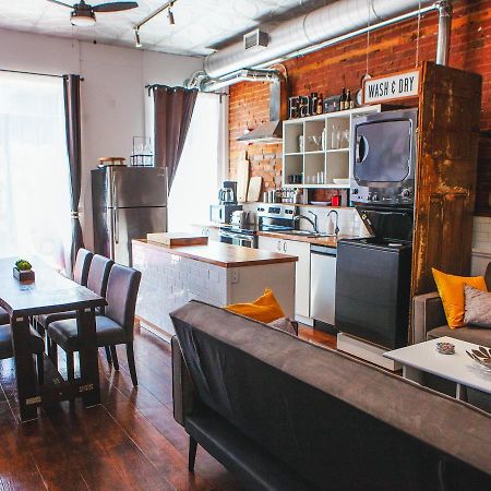 Hip Heritage Main Floor Flat In Downtown District Бельвіль Екстер'єр фото